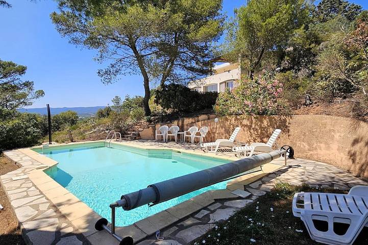 Location de vacances pour 6 personnes, avec jardin ainsi que piscine et terrasse à Pierrerue