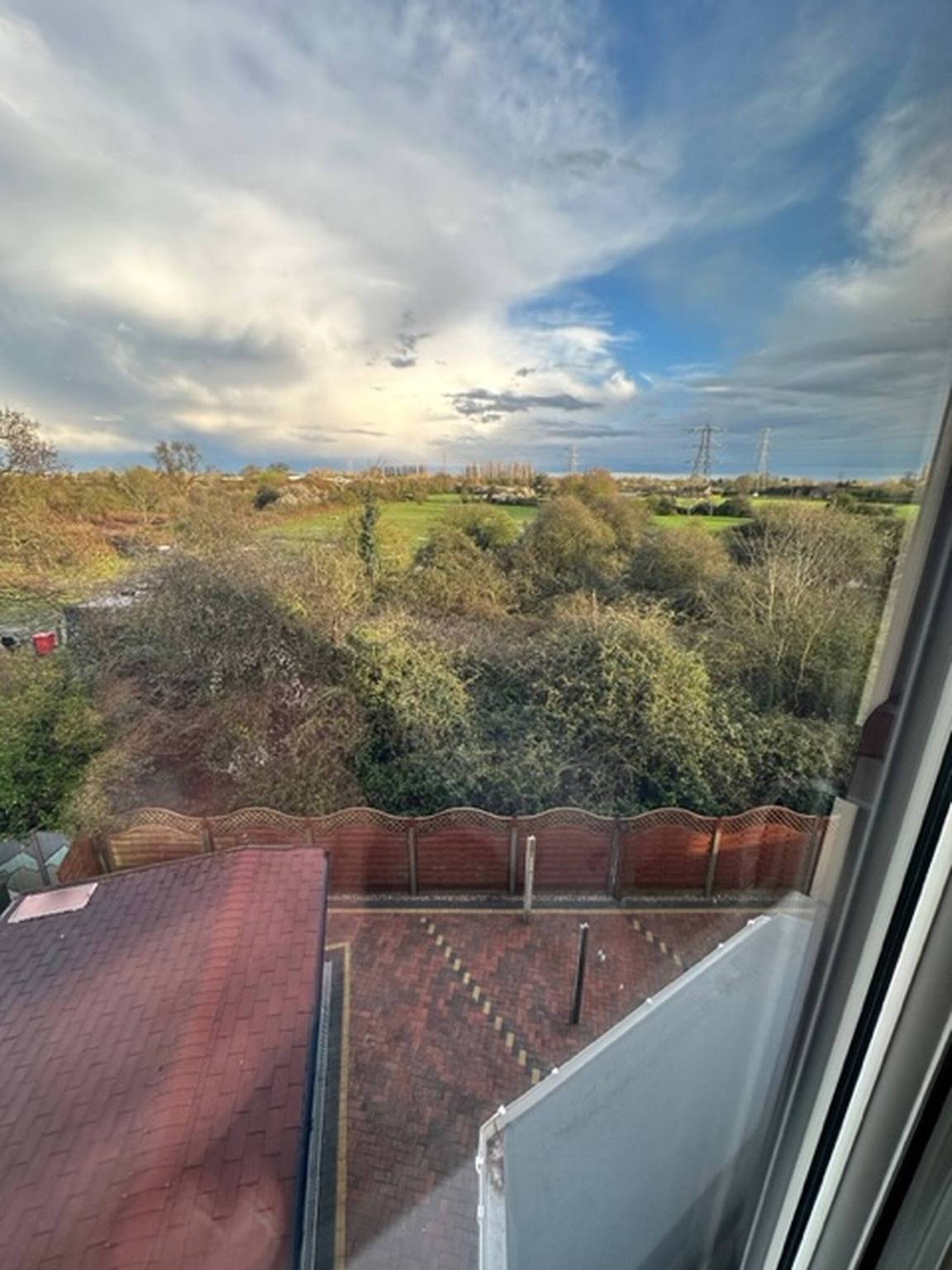 Serene 5-Bedroom House in Staines-upon-Thames with Garden in Thorpe Park, Surrey