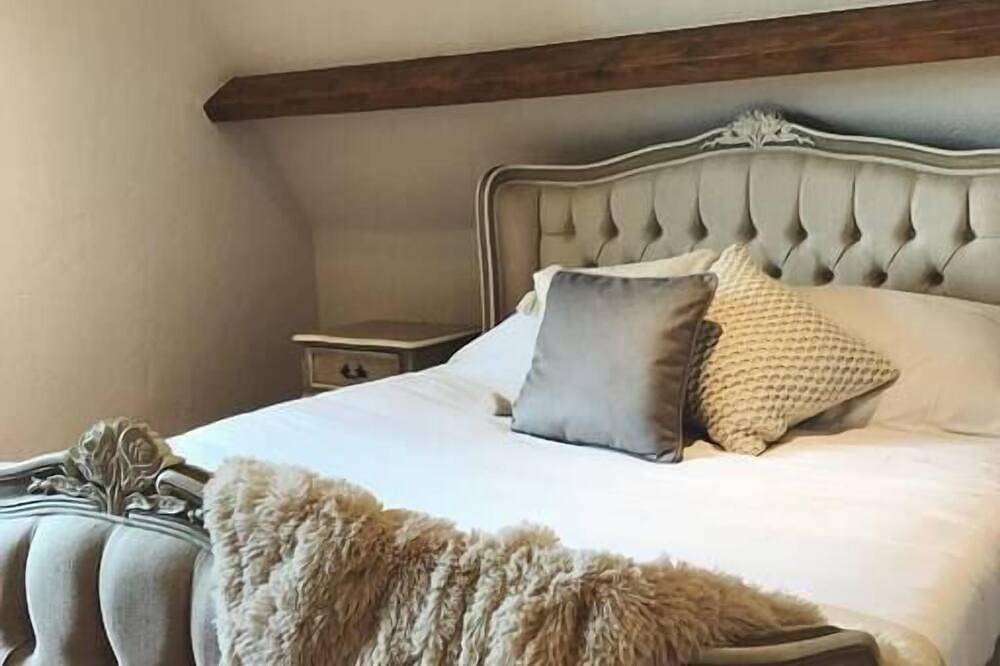 Luxury secluded chateau with pool and hot tub in Beynac-et-Cazenac, Périgord Noir