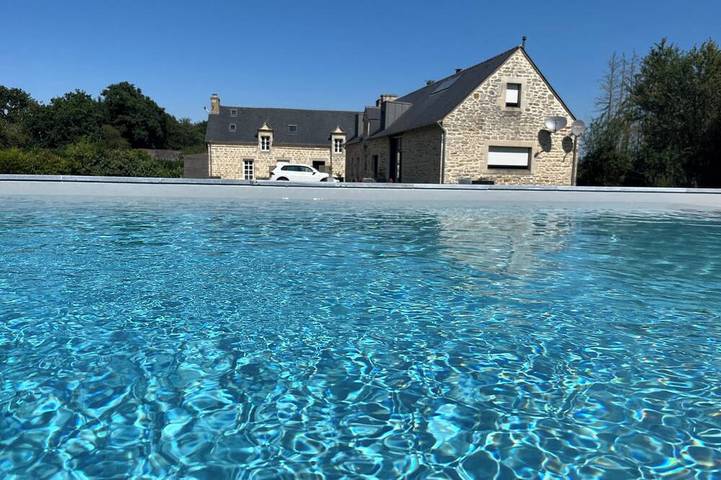 Gîte pour 8 personnes, avec piscine ainsi que jardin et terrasse à Saint-Thuriau