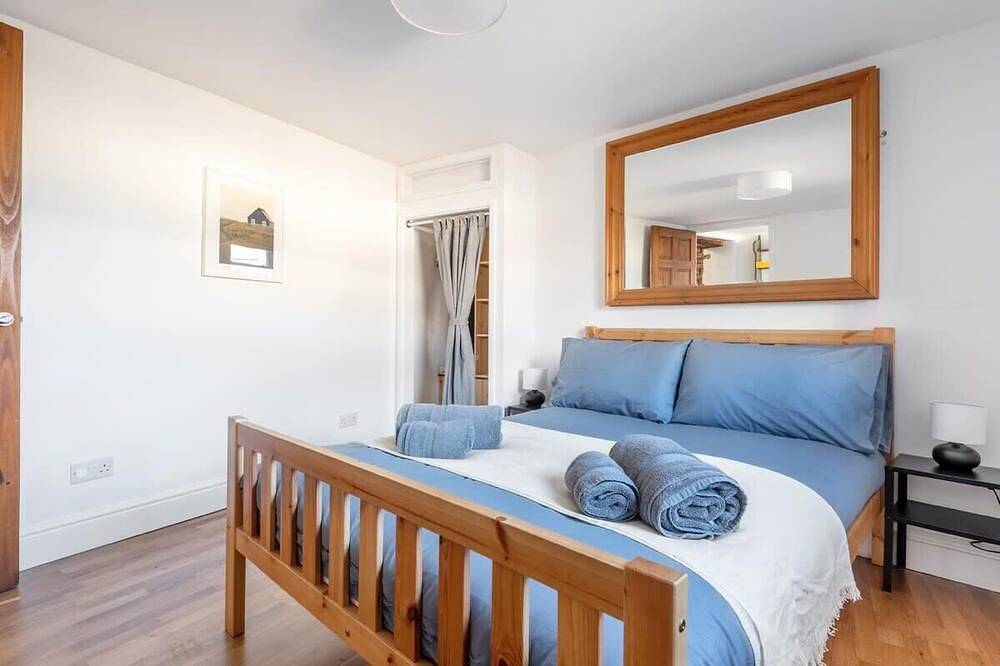 Cosy Fisherman's Cottage with Balcony & Sea Views in Plymouth, South West England