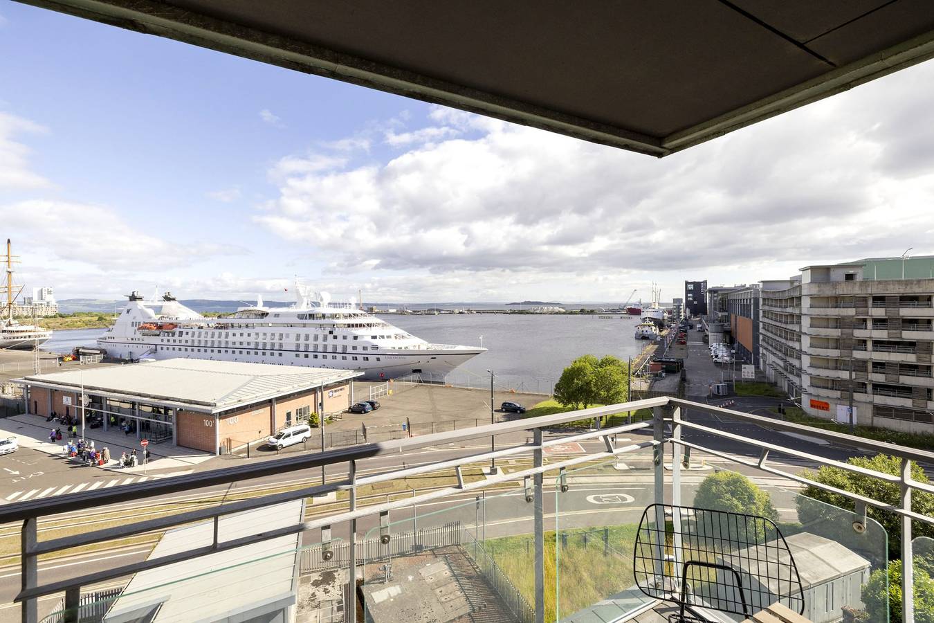 Entire apartment, Fabulous Apartment with Bay View Terrace in Leith, Edinburgh