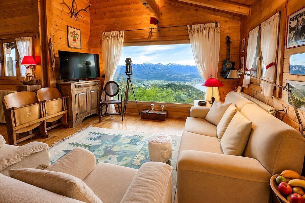 Villa Tirolese by Lago Reisen in Agra, Lago Maggiore (Lombardei)