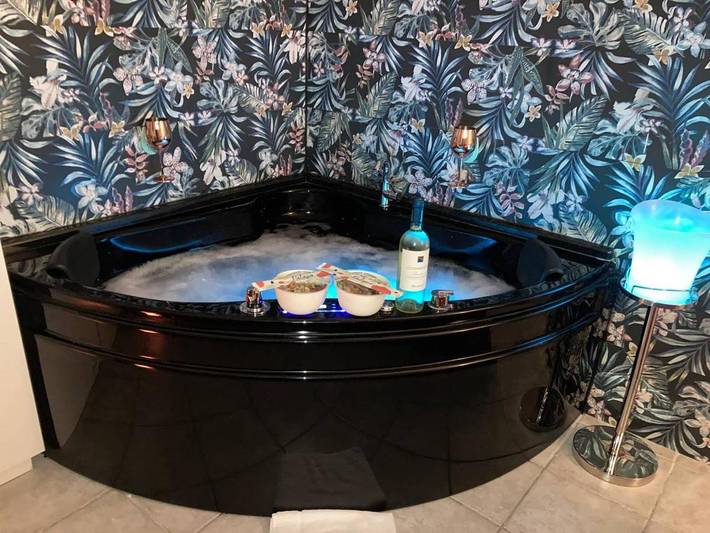 Gästehaus für 2 Personen, mit Whirlpool und Garten sowie Pool