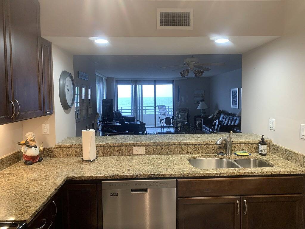Ganze Wohnung, Beautiful Beach front condo awaits You !!! in Daytona Beach, Florida