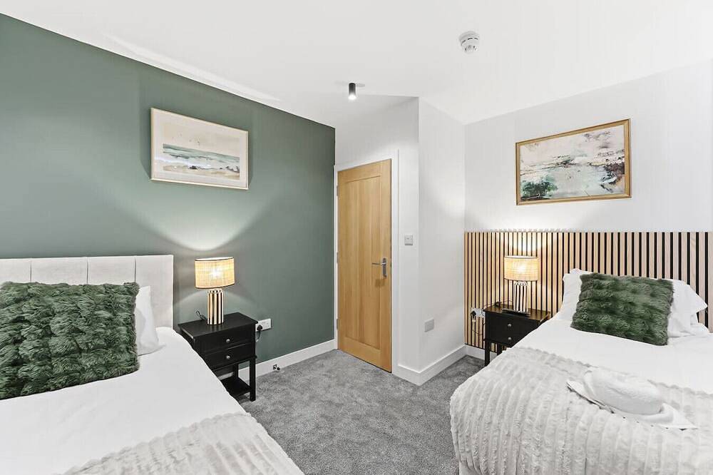 5 Bedroom • 4 Bath • Annex • Games Room • Parking in Northampton, Northamptonshire