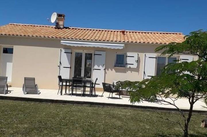 Gîte pour 5 personnes, avec jardin à Grues