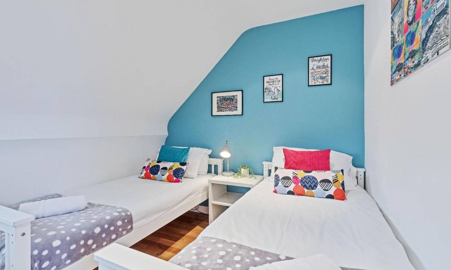 Majestic Mews Apartment. Super Central. Sleeps 2 to 8 Guests. Free wifi in Brighton, Sussex
