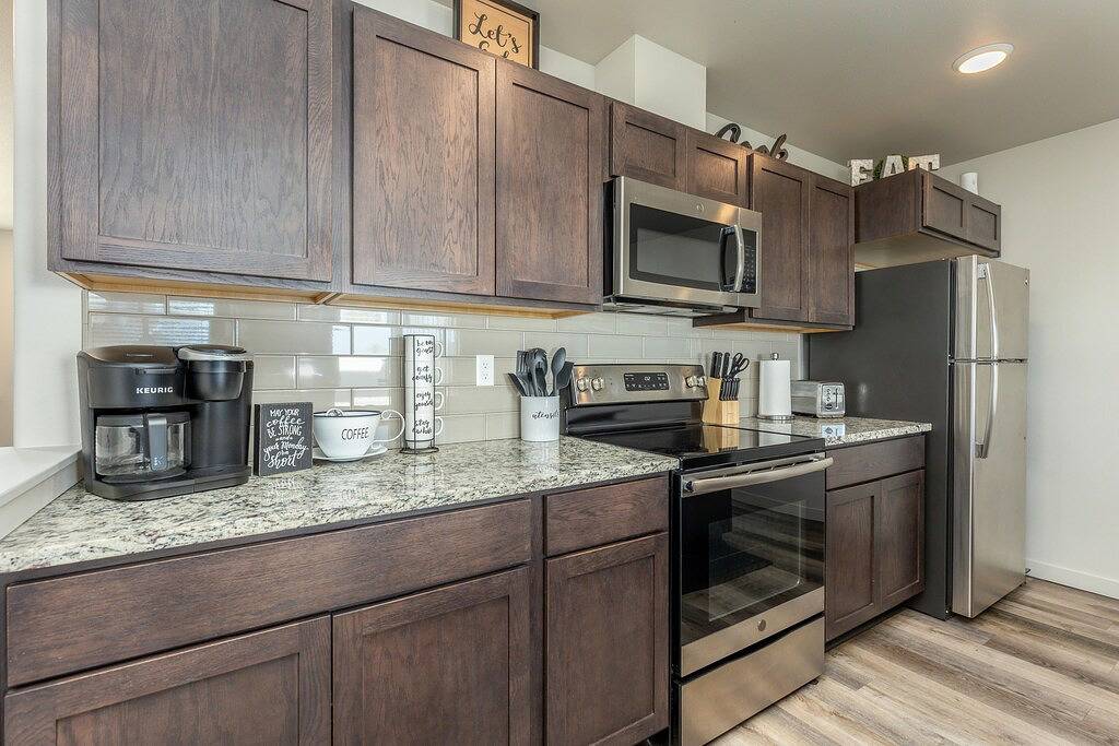 Spacious kitchen suitable for large groups, close to shopping, parks & wineries. in Kennewick, Washington