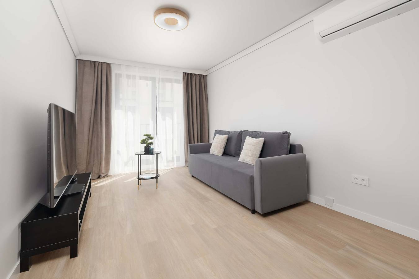 Ganze Wohnung, Spacious Apartment with Parking | Workspace | Near the Old Town in Lublin, Lublin und Umgebung