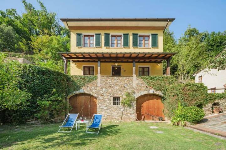 Ferienhaus für 4 Personen, mit Balkon und Whirlpool sowie Garten und Pool in Seravezza