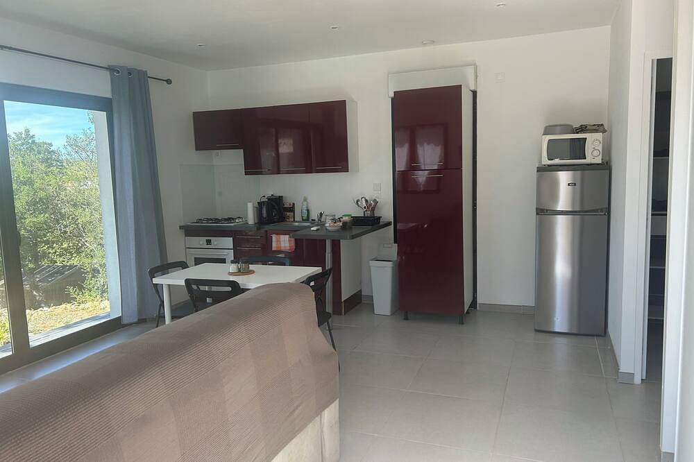Appartement entier, Charmant logement de vacances avec parking et jardin privatif in Rocbaron, Côte méditerranéenne (France)