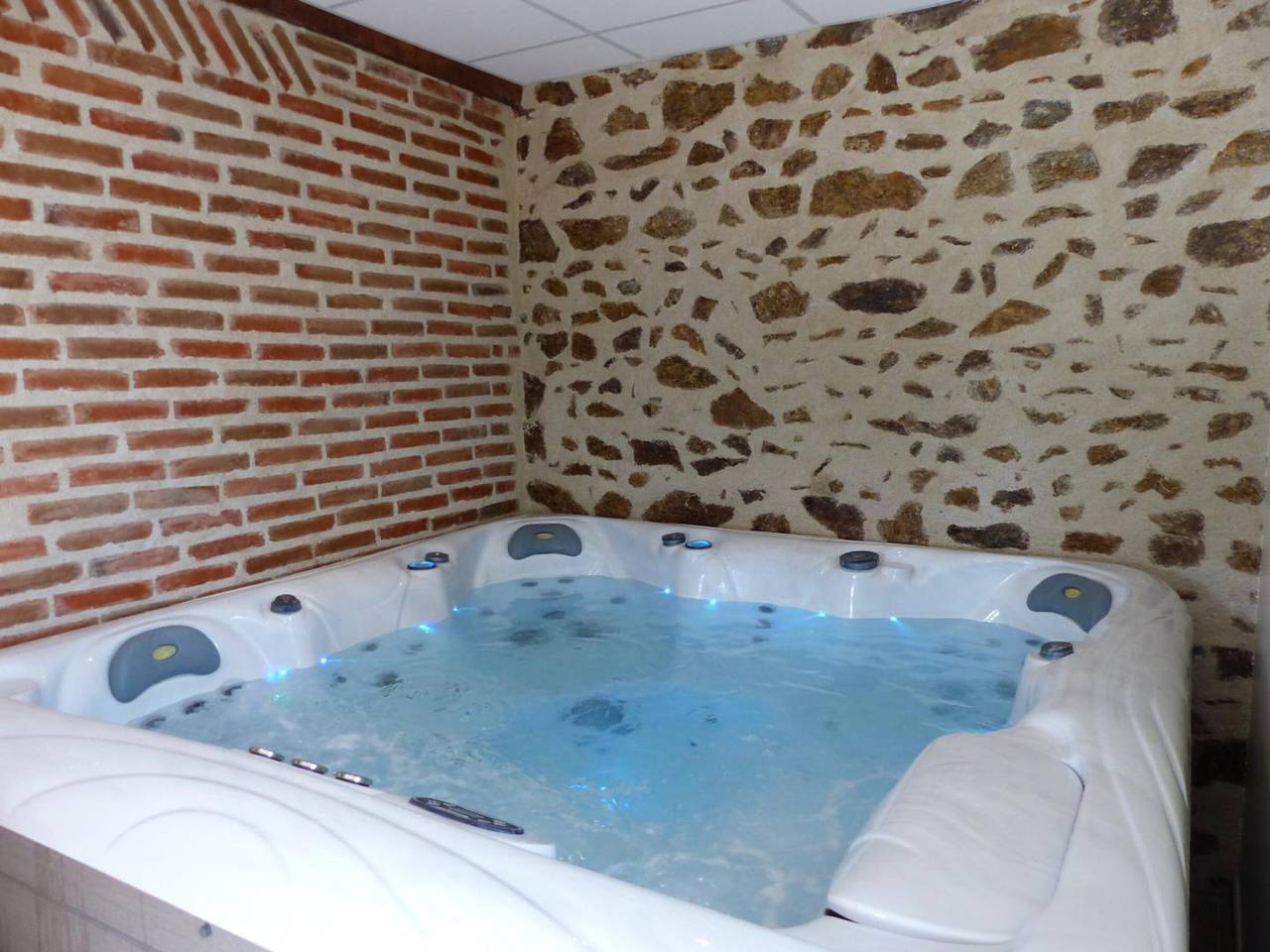 Casa renovada para pareja en granja con Spa in Cressanges, Allier (desambiguación)