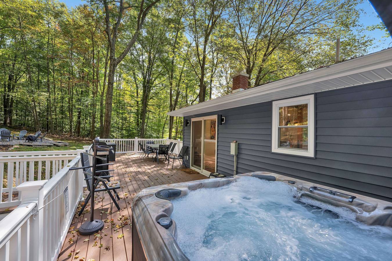 Lakeside, Dock, Hot Tub, Kayaks, Arcade, Playset in Pocono Mountains