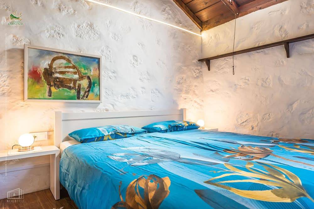 Una verdadera casa canaria creada en el duramen del pino canario in El Pueblo, Puntagorda