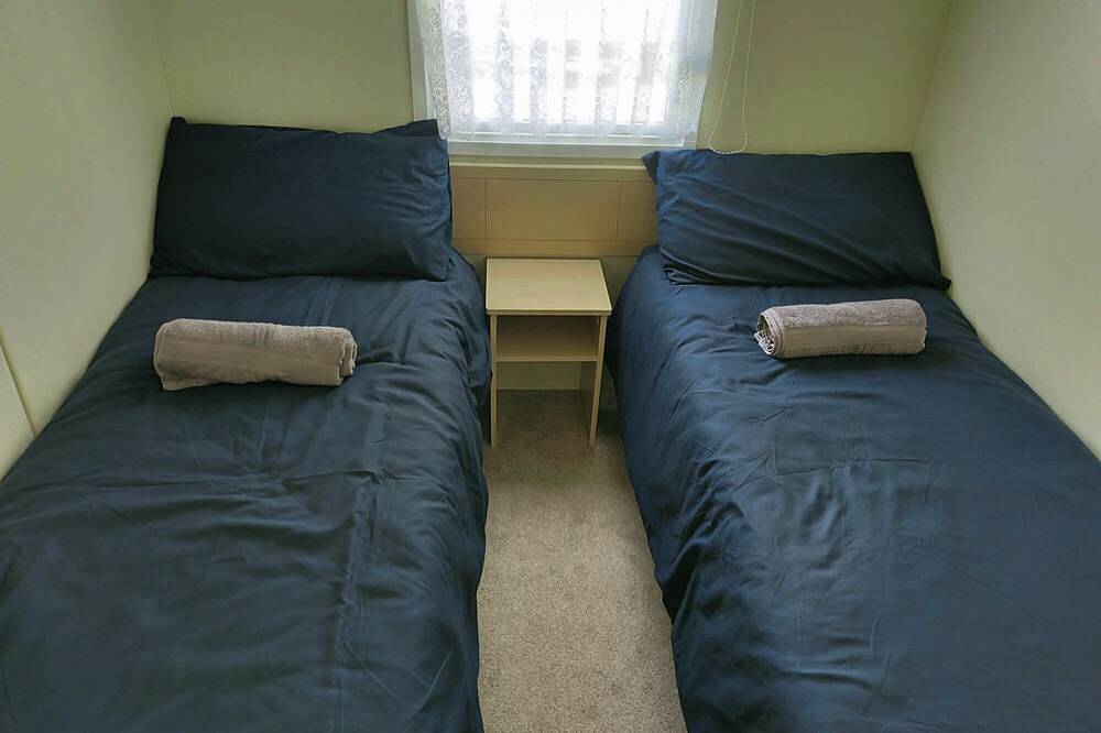 Holiday Park Home Sleeps 4 - Dogs Welcome - Pool in Clacton-on-Sea, Essex