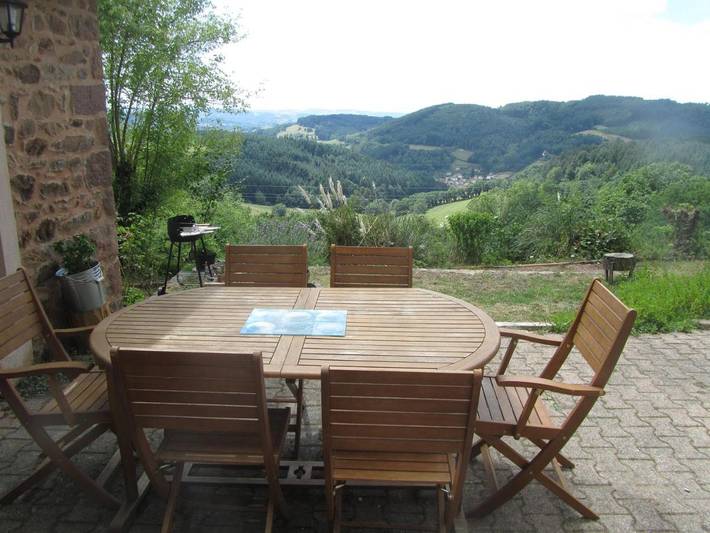 Location de vacances pour 13 personnes, avec jardin et vue à Thizy-les-Bourgs - 4