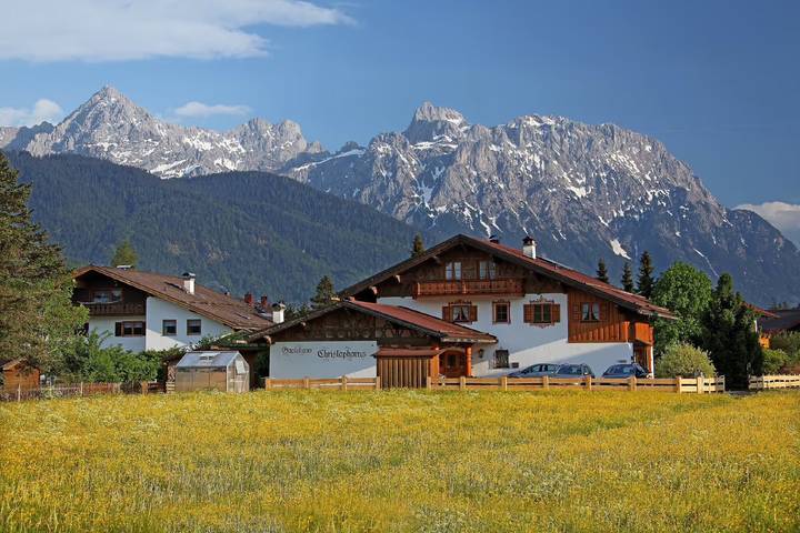 Appartement entier, Appartement "Bergkristall" avec vue sur les montagnes, jardin partagé et Wi-Fi in Krün, Alpes bavaroises