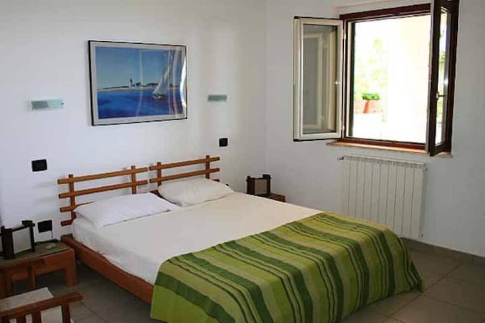 Entire apartment, Elegant holiday apartment near Tropea in Briatico, Vibo Valentia Province
