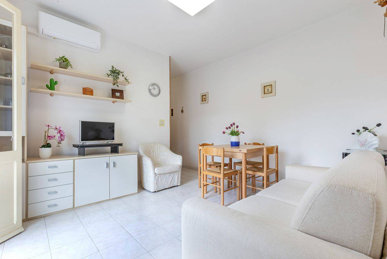 Entire apartment, Guesthost - Lido Beach Escape with Balcony x5! in Lido di Pomposa, Ferrara Province