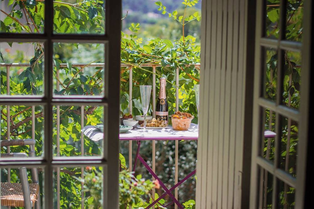 Lovely 2 pers. Balcony Room in Lourmarin village with a view on the Chateau in Lourmarin, Parc naturel régional du Luberon
