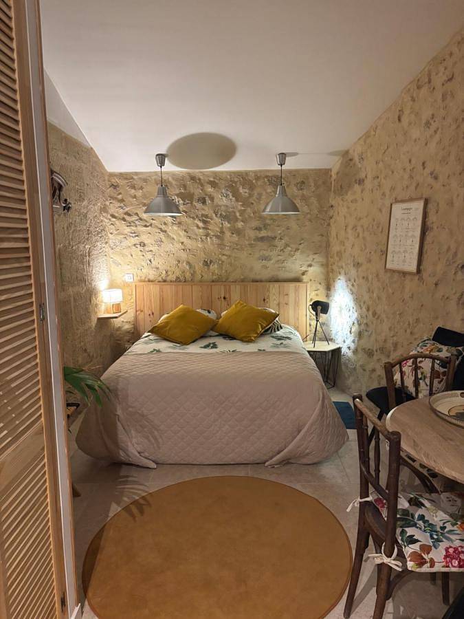 Gîte pour 2 personnes, avec Terrasse ainsi que Jardin et Piscine à Bommes