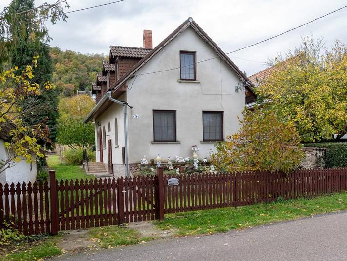 Location de vacances pour 10 personnes, avec vue et jardin à Szigliget