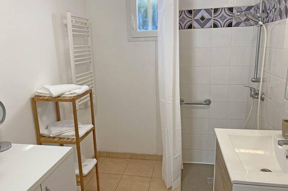 Entire apartment, Vacation rental house with pool Mouries in Mouriès, Arles region