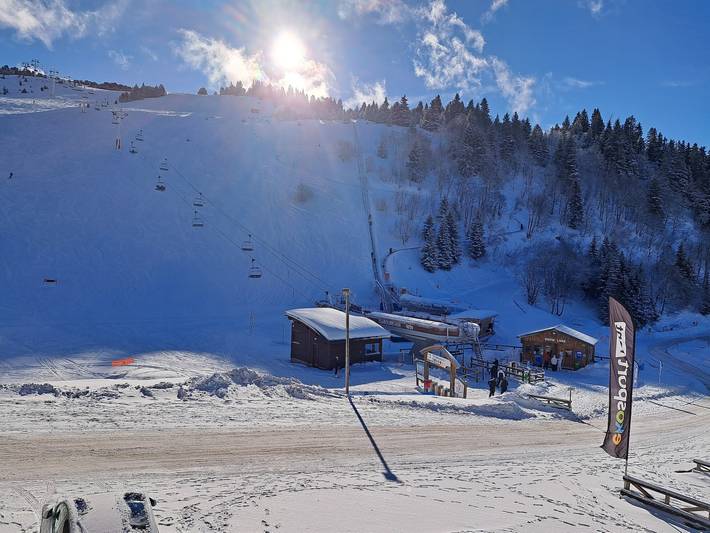 Ganze Wohnung, Appartement „Le Recoin d'Eaubonne“ in Chamrousse mit Balkon, Bergblick & Ski-in/Ski-out in Chamrousse, Nationalpark Écrins