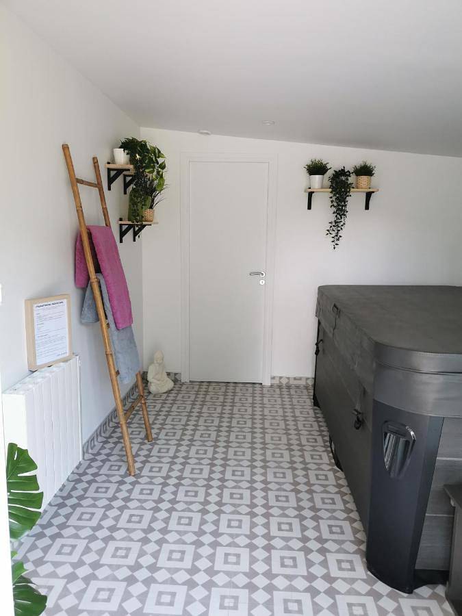 Location de vacances pour 3 personnes, avec terrasse ainsi que jacuzzi et jardin dans La Chapelle-Caro - 4