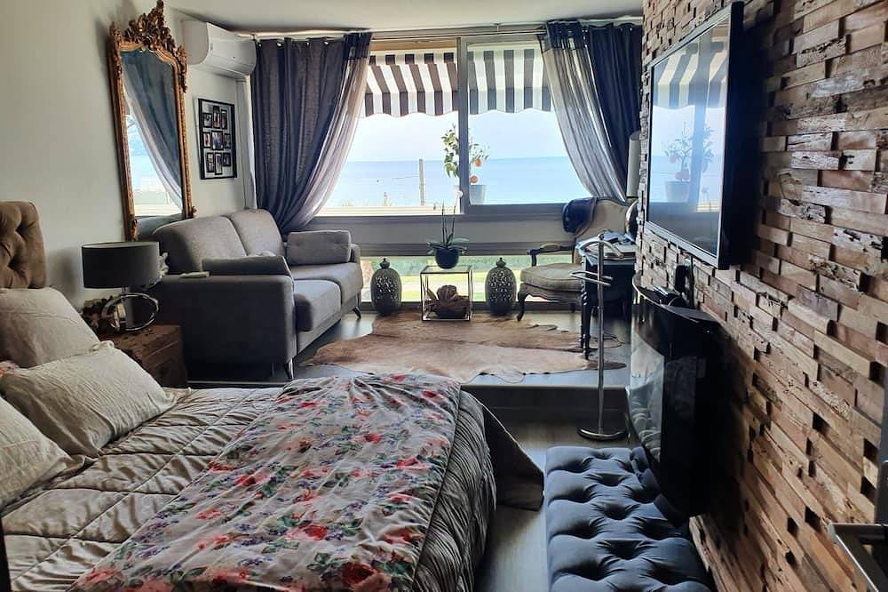Magnificent luxury duplex with seafront terrace in Cannes La Bocca, Cannes