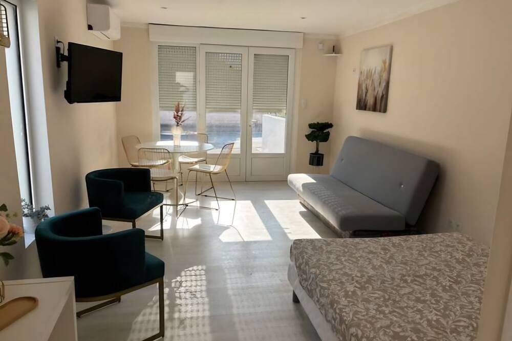 Appartement entier, Studio 4 personnes piscine et jacuzzi privé in Lunel, Côte d'Améthyste