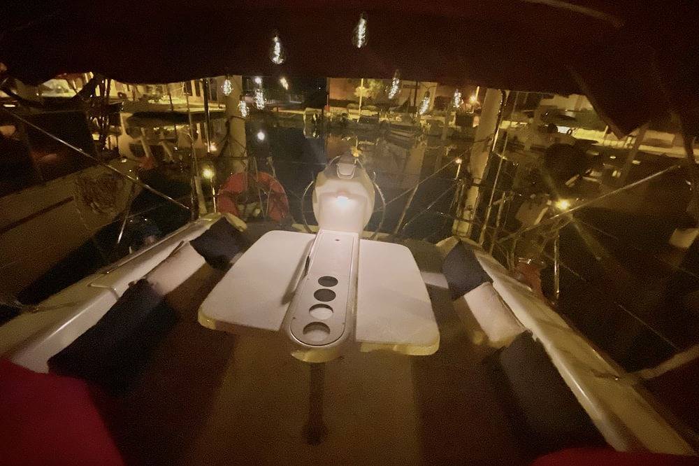 Unusual stay on a comfortable and quiet sailboat in Carnon-Plage, Mauguio