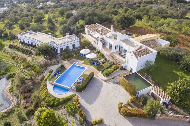 Gîte pour 12 personnes, avec Terrasse et Jardin dans Estoi