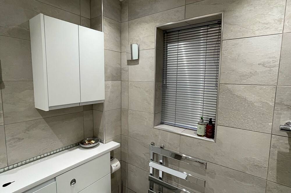 Riverside Two Bedroom Townhouse in Abergavenny with Car Charger. in Abergavenny, Brecon Beacons