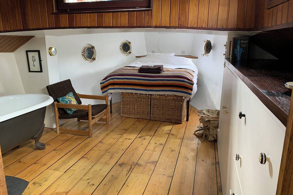 Houseboat on the Thames in London next to Kew Gardens in Richmond upon Thames, London