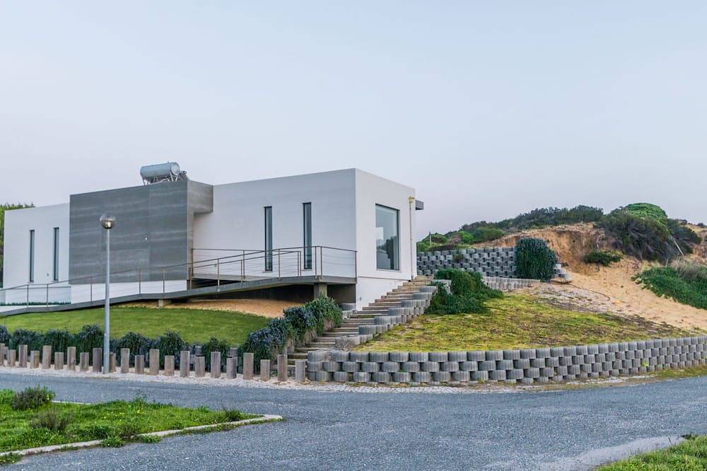 Villa mit Pool 800 m vom Strand entfernt. in Bordeira, Naturpark Südwest-Alentejo und Costa Vicentina