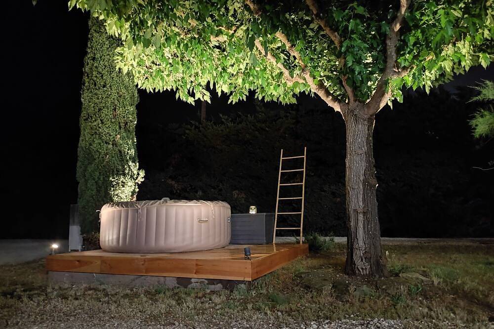 Villa in the Provencal countryside in Lagnes, Parque natural regional del Luberon