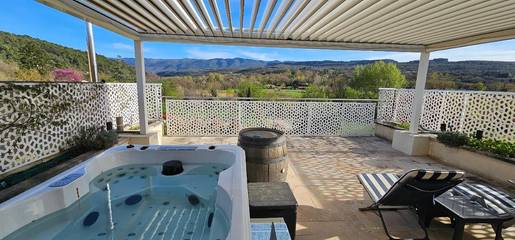 Cottage pour 4 personnes, avec vue ainsi que piscine et jardin, animaux acceptés à Saignon
