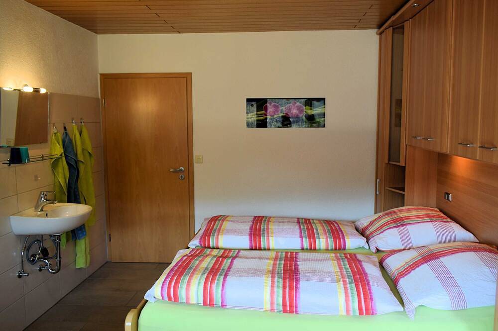 Ganze Wohnung, Doppelzimmer mit Balkon (Etagendusche/Wc) - Gästehaus Grau in Egloffstein, Frankenalb