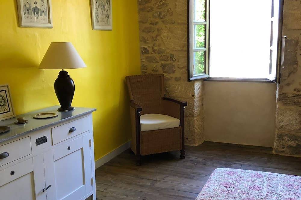 House on the ramparts in the heart of the royal bastide of Domme in Domme, Périgord Noir