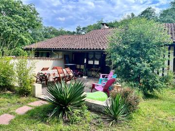 Gîte pour 8 personnes, avec terrasse et vue ainsi que piscine et jardin à Labrit