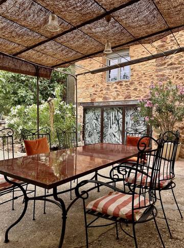 Gîte pour 2 personnes, avec terrasse et jardin, animaux acceptés à Roussillon