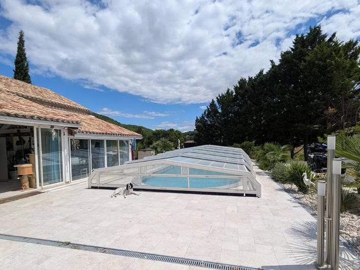 Location de vacances, avec Terrasse et Jacuzzi ainsi que Jardin et Piscine à Anthé