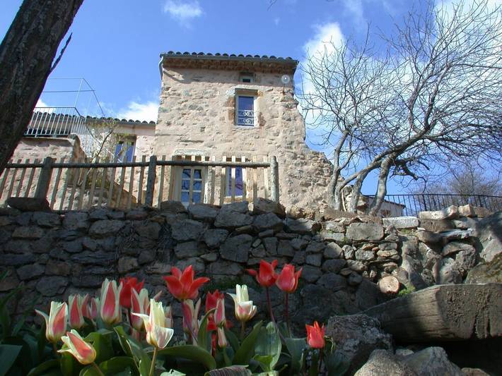 Gîte pour 4 personnes, avec Terrasse ainsi que Jardin et Piscine dans Babeau-Bouldoux