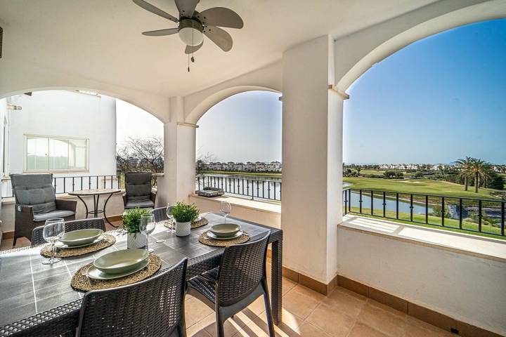 Apartamento de vacaciones para 5 personas, con vistas al lago además de balcón y piscina para niños - 1