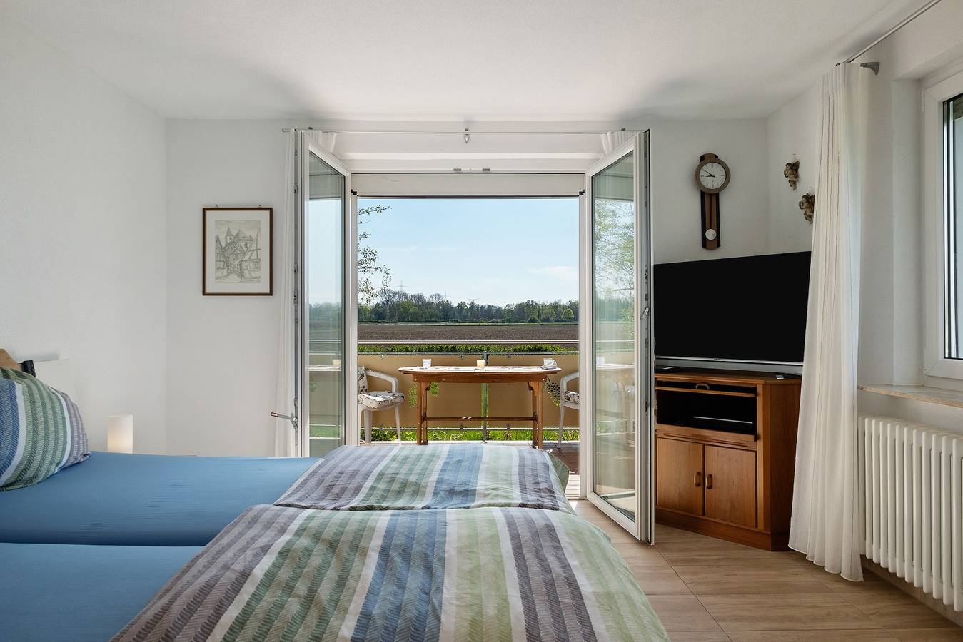 Entire apartment, Apartment 'Schwarzwaldblick' with Private Terrace, Private Garden and Wi-Fi in Breisach am Rhein, High Black Forest