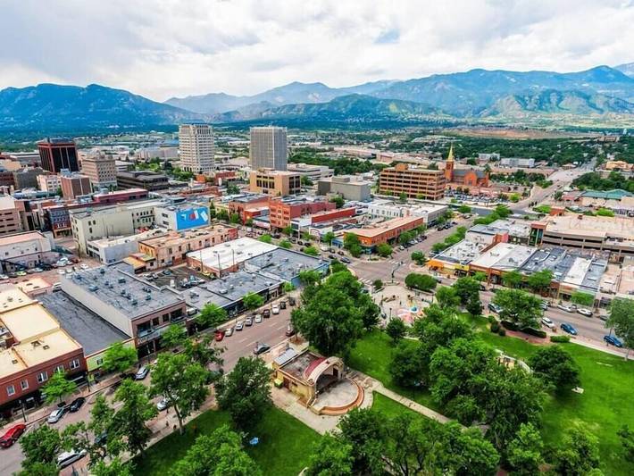 Vacation rental for 4 people, with hot tub and yard in Colorado Springs