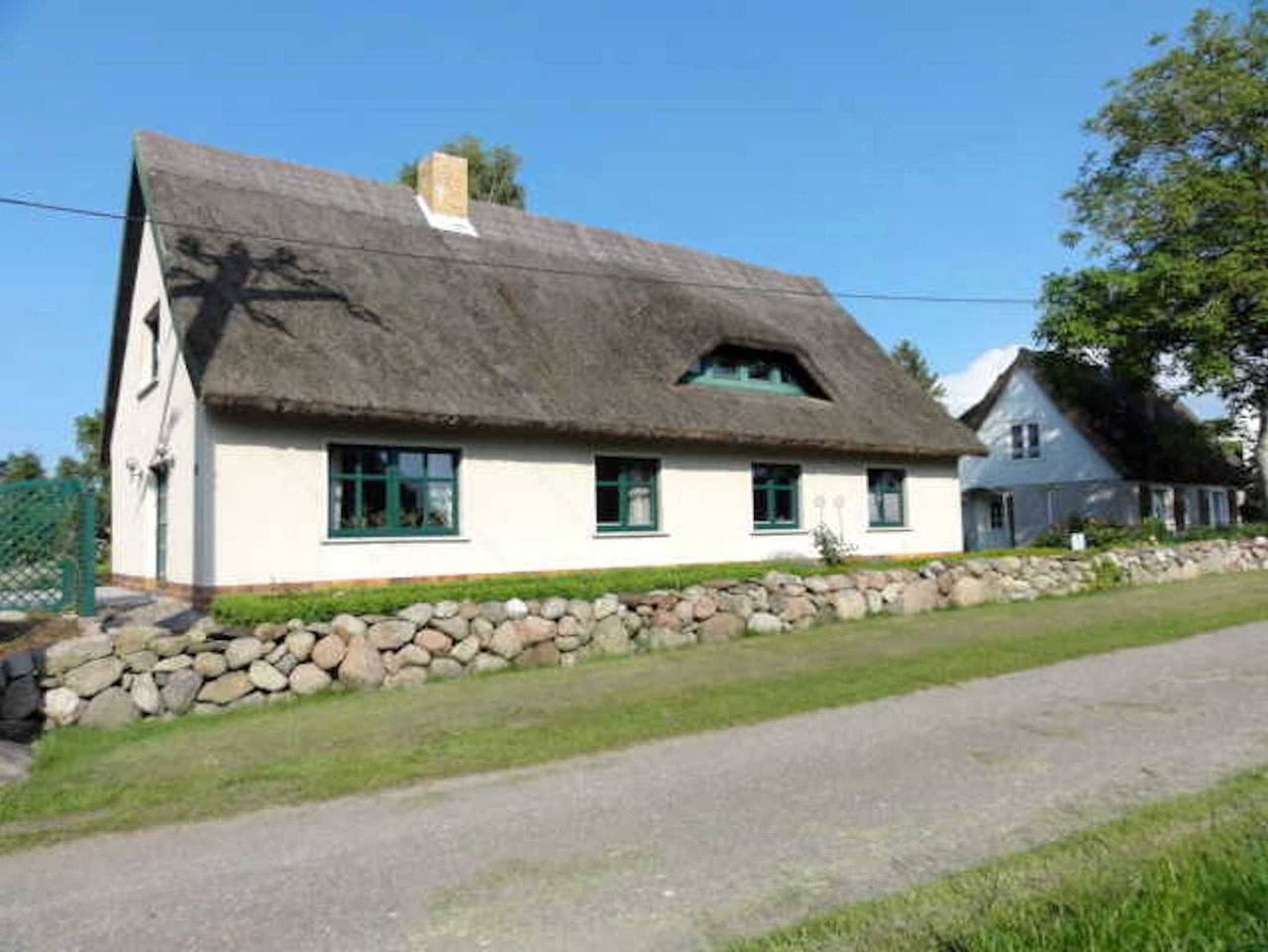 Ganze Ferienwohnung, Reetdachhaus Landhaus Ulrich - Doppelzimmer 25 m² (Gemeinschaftsbad) in Bergen auf Rügen, Bergen auf Rügen und Umgebung