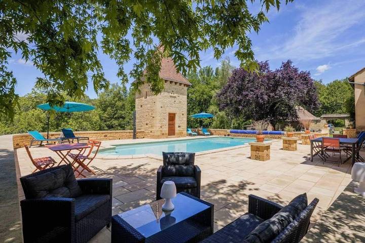 Location de vacances pour 3 personnes, avec Terrasse et Jardin ainsi que Piscine et Vue à Nabirat